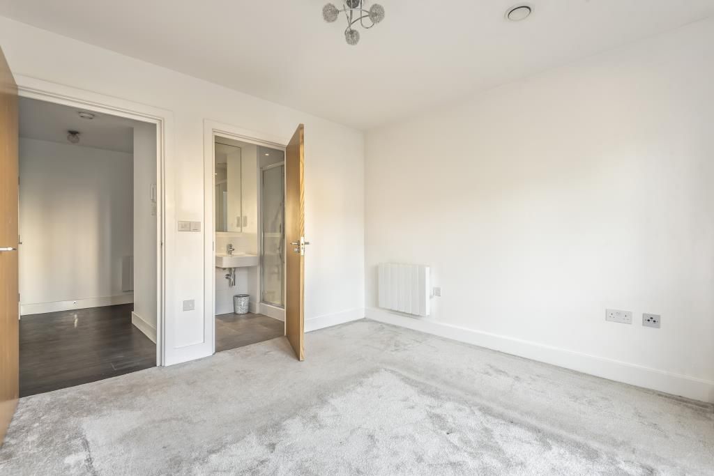 2 bed flat for sale in Nash Mills, Hemel Hempstead, Hertfordshire HP3, £300,000