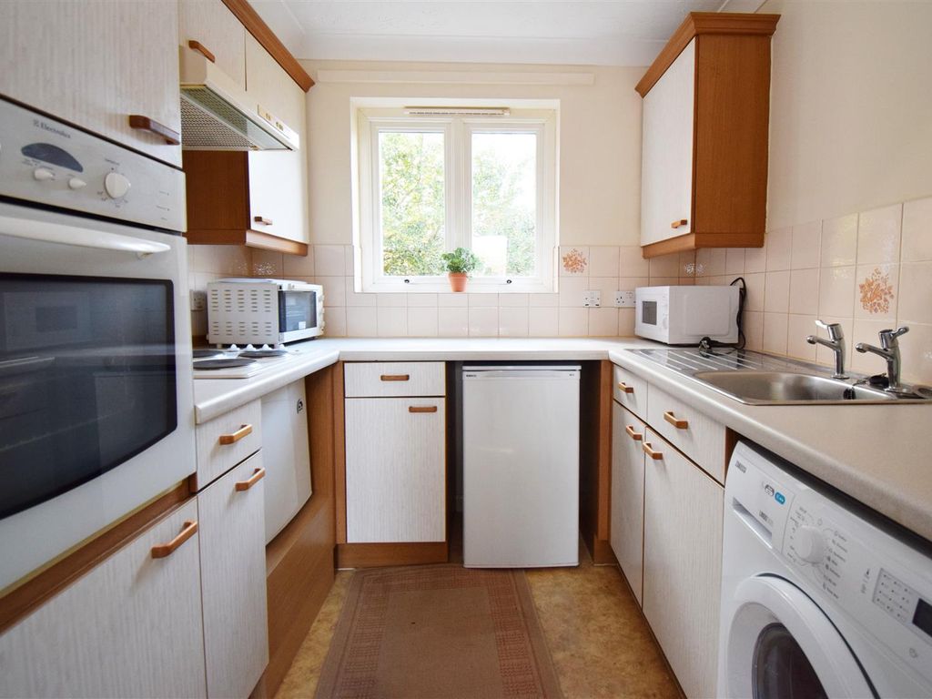 1 bed flat for sale in Priory Avenue, Caversham, Reading RG4, £95,000