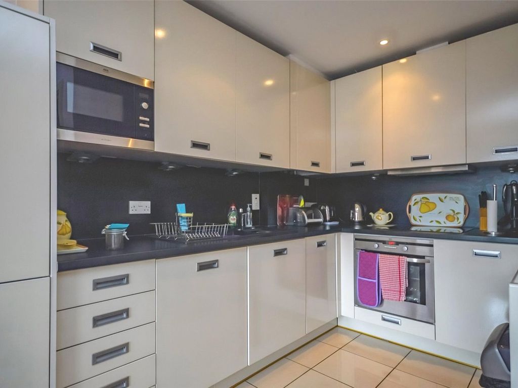 2 bed flat for sale in St. Brides Hill, Saundersfoot, Pembrokeshire SA69, £250,000