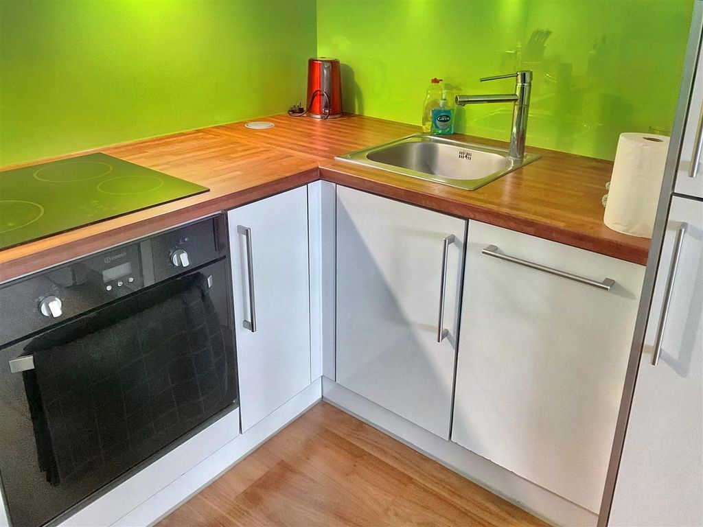 2 bed flat for sale in High Street, Slough SL1, £274,000