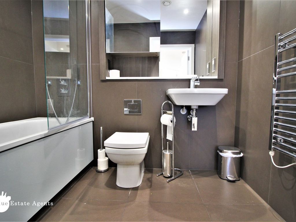 1 bed flat for sale in Balfour Road, Hounslow TW3, £200,000