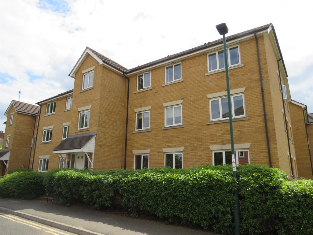 2 bed flat for sale in Fellowes Road, Peterborough PE2, £130,000