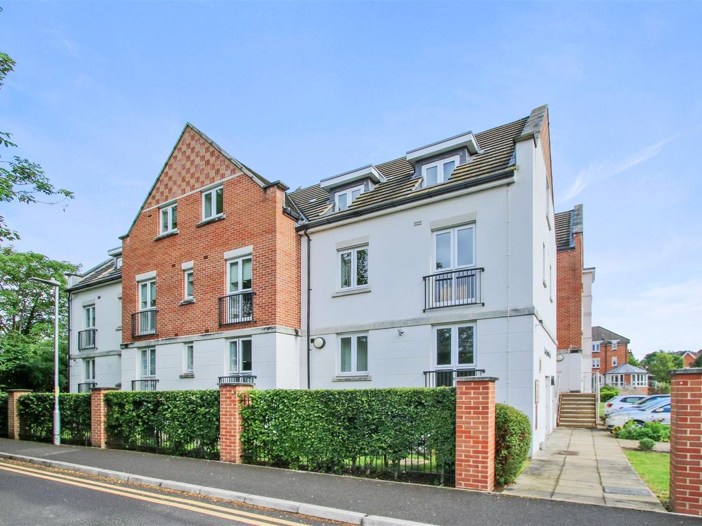 1 bed flat for sale in Crayshaw Court, Abbotsmead Place, Caversham, Reading RG4, £195,000