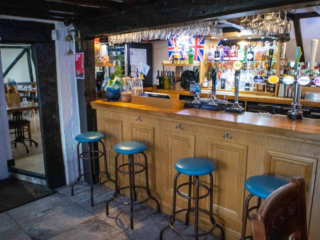 Pub/bar for sale in High Street, Bedford MK45, £48,000