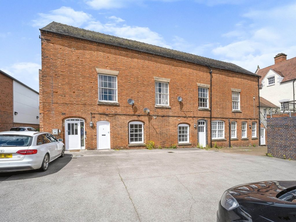 2 bed flat for sale in High Street, Uttoxeter ST14, £130,000