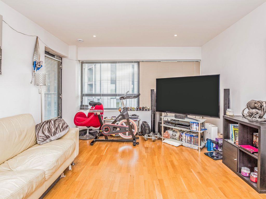 2 bed flat for sale in The Quays, Salford M50, £220,000