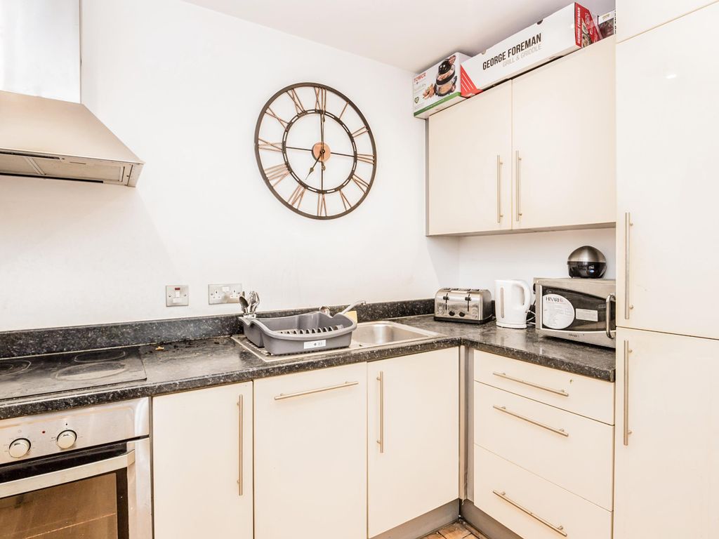 2 bed flat for sale in The Quays, Salford M50, £220,000