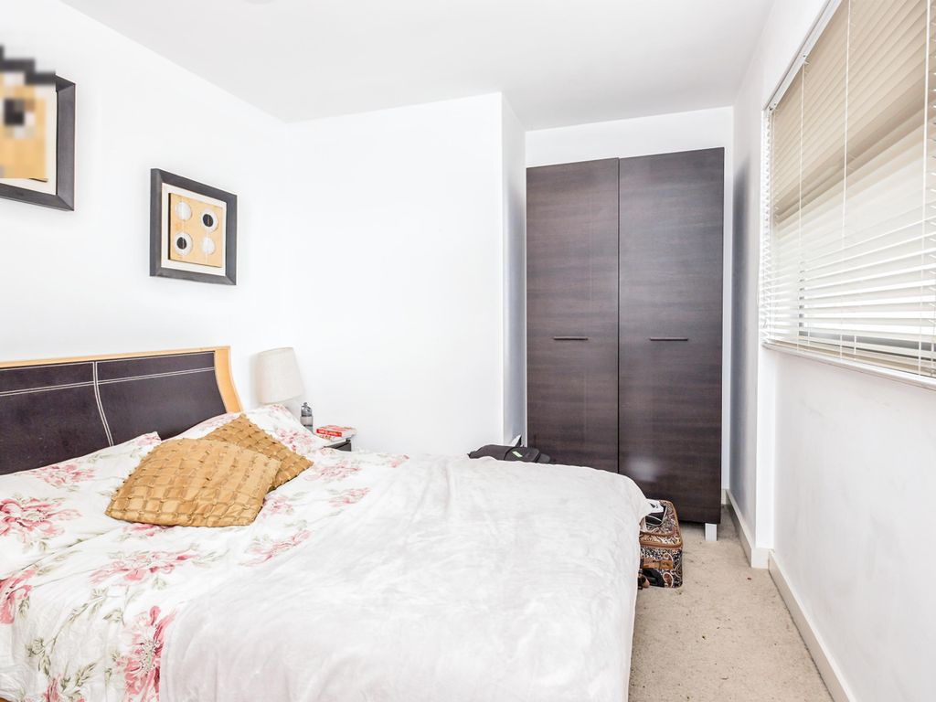 2 bed flat for sale in The Quays, Salford M50, £220,000