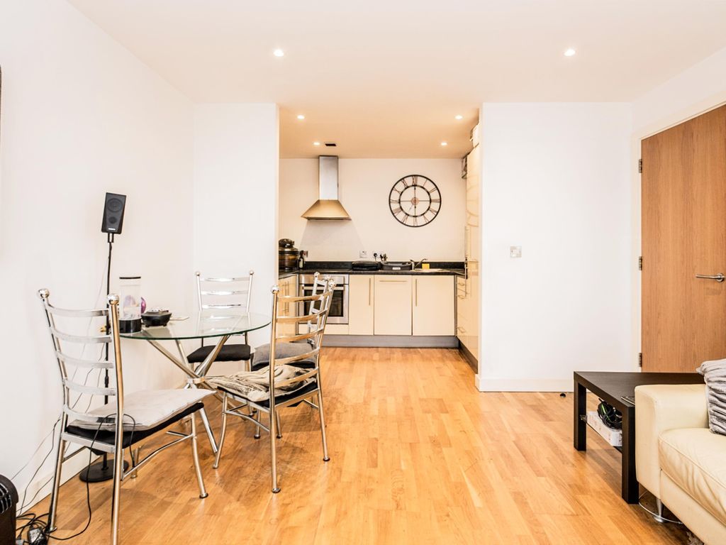 2 bed flat for sale in The Quays, Salford M50, £220,000