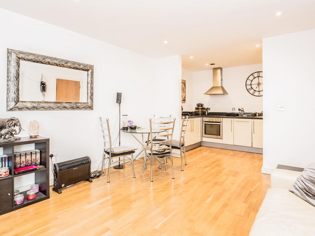 2 bed flat for sale in The Quays, Salford M50, £220,000