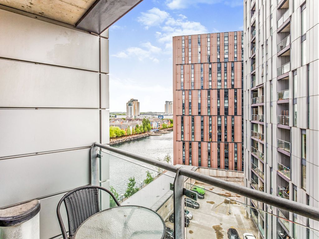 2 bed flat for sale in The Quays, Salford M50, £220,000