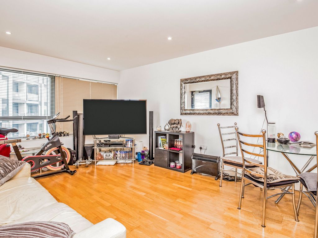 2 bed flat for sale in The Quays, Salford M50, £220,000