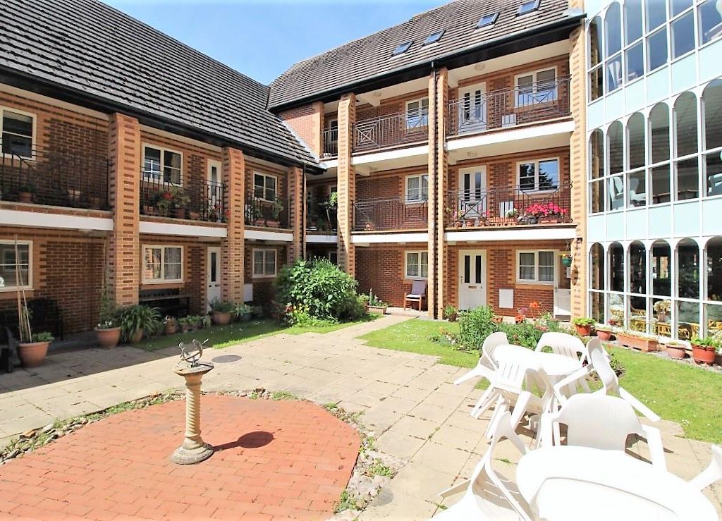2 bed flat for sale in Northcourt Avenue, Reading RG2, £140,000