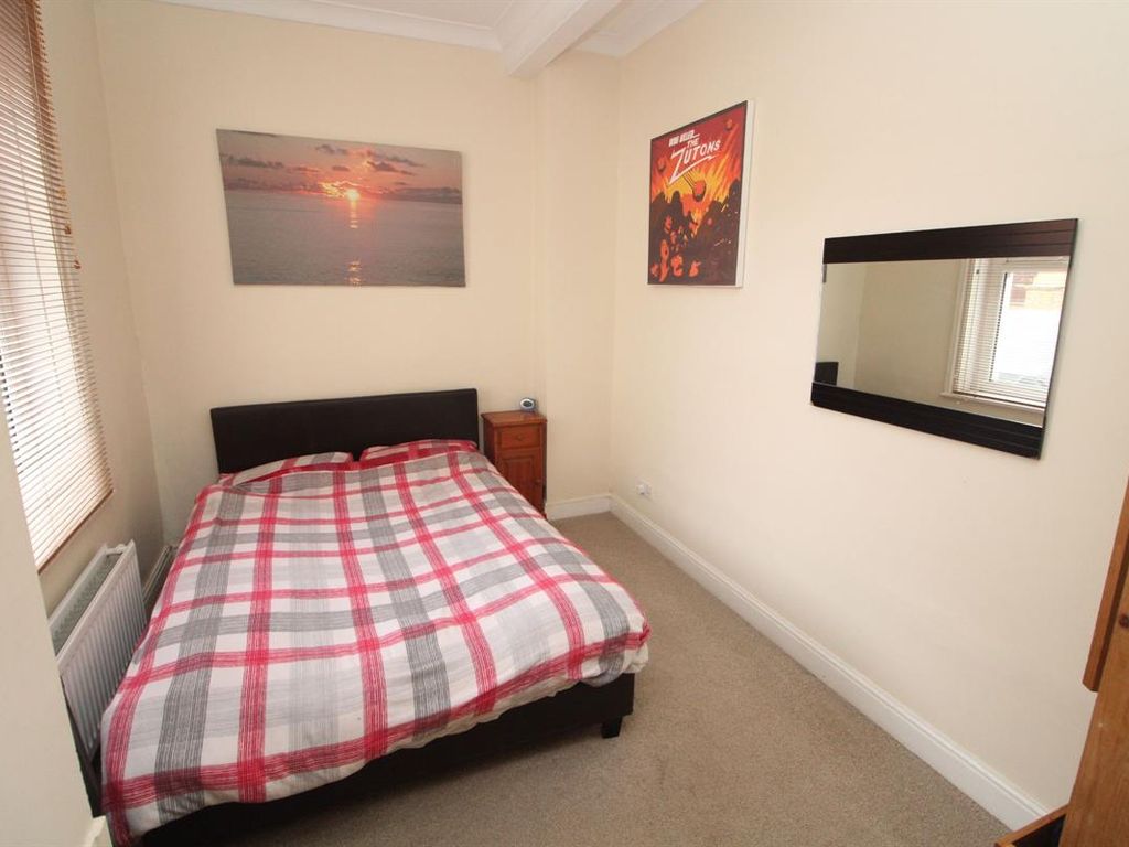 1 bed flat for sale in High Street, Newport Pagnell, Buckinghamshire MK16, £175,000