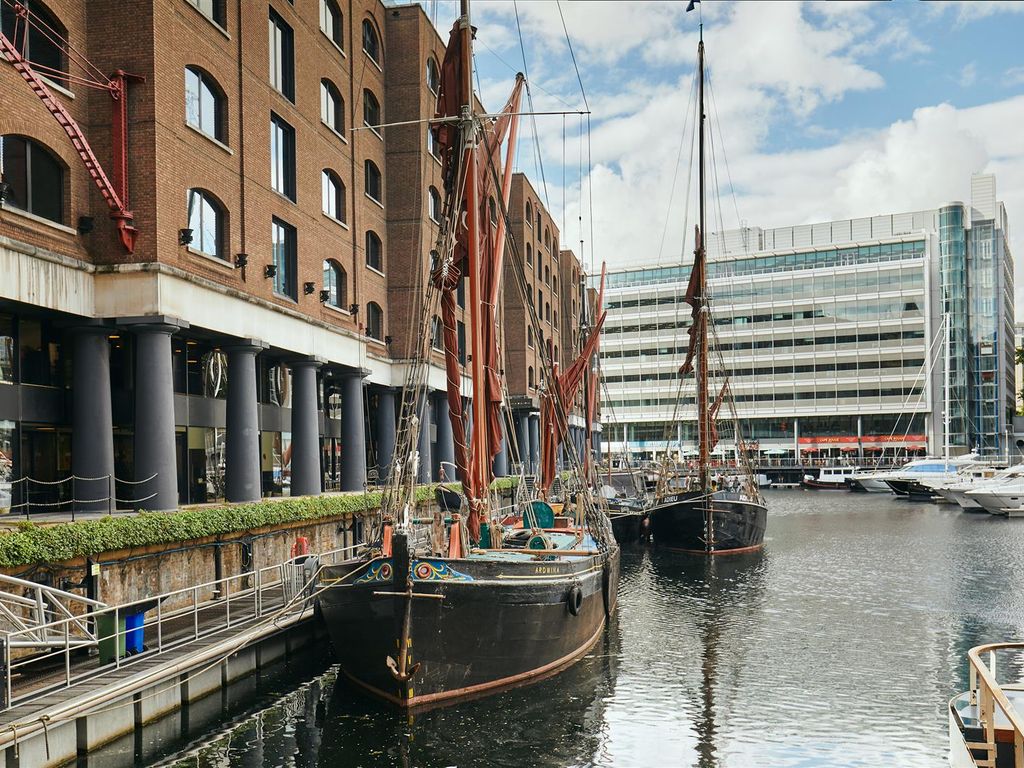 3 bed houseboat for sale in St. Katharine Docks, Wapping E1W, £135,000