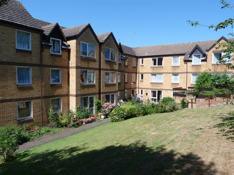 1 bed flat for sale in Homebush House, Chingford E4, £118,000