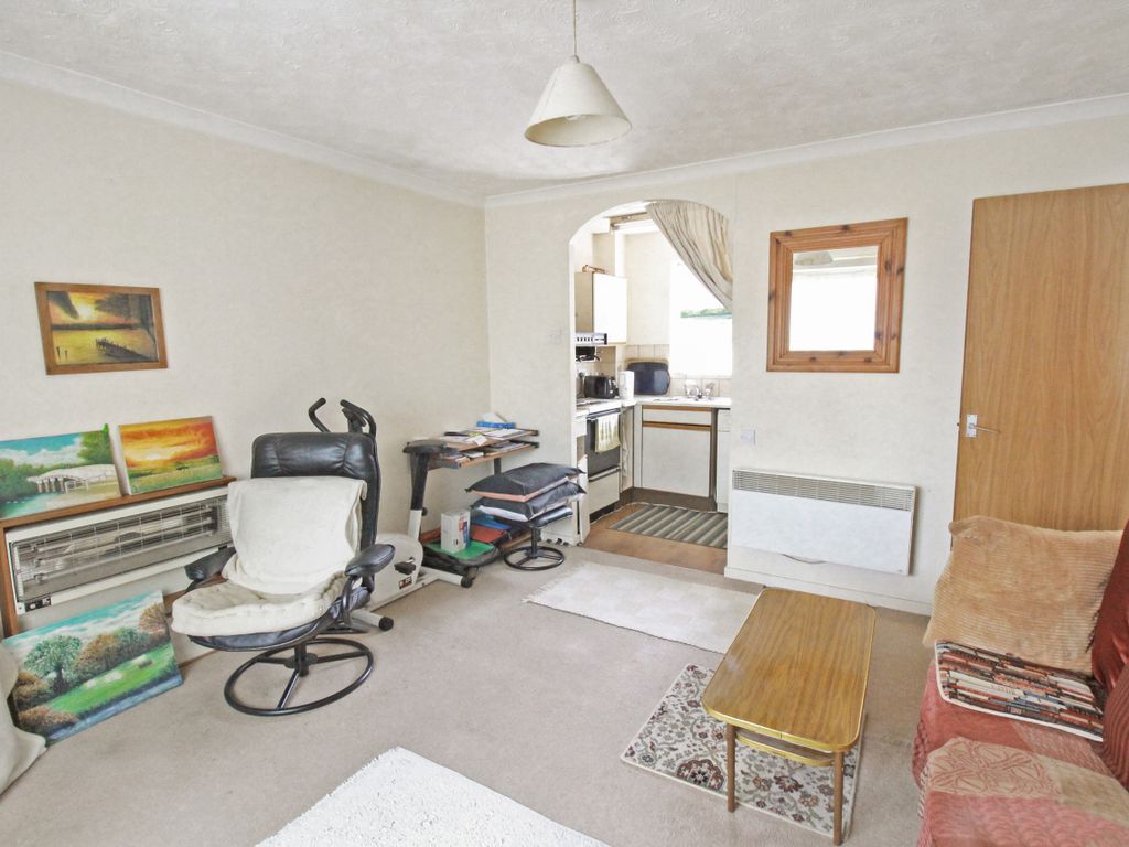 1 bed flat for sale in Bruce Close, Cippenham, Slough SL1, £200,000