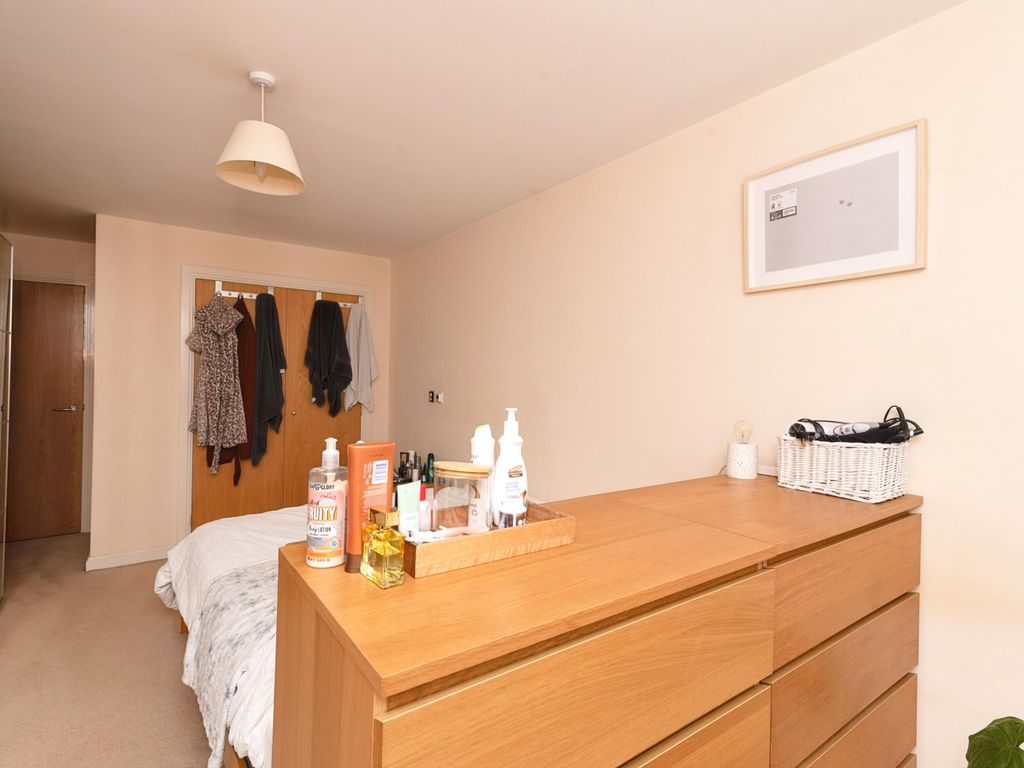 1 bed flat for sale in Ezel Court, Century Wharf, Cardiff, Caerdydd CF10, £158,000