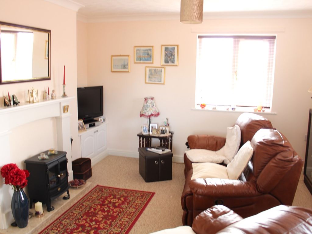 2 bed flat for sale in The Hawthorns, Lutterworth LE17, £159,950