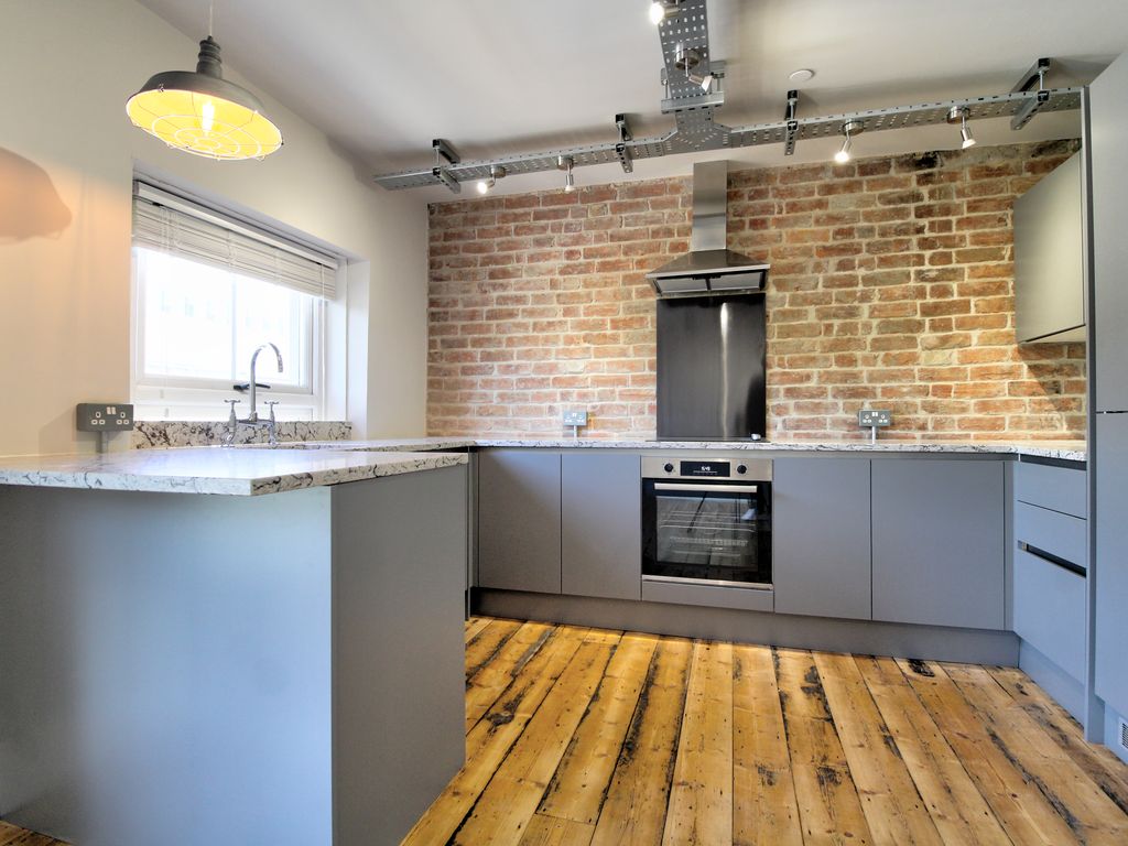 1 bed flat for sale in Bridge Street, Newport NP20, £145,000