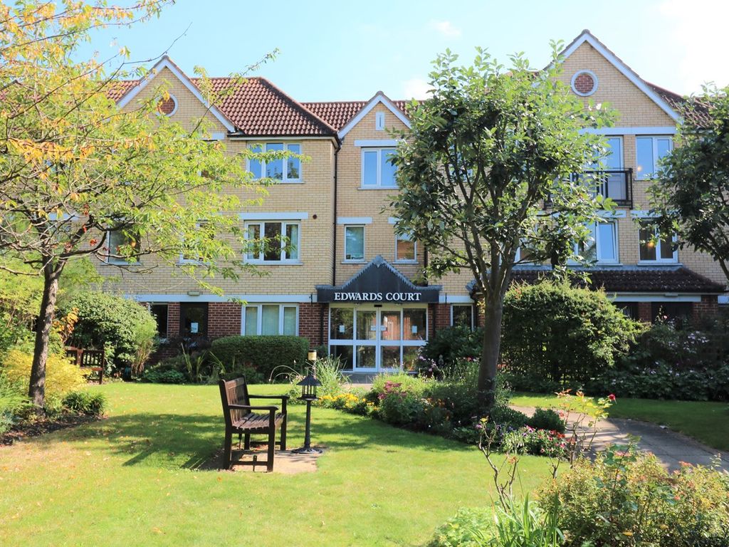 2 bed flat for sale in Turners Hill, Waltham Cross EN8, £199,950