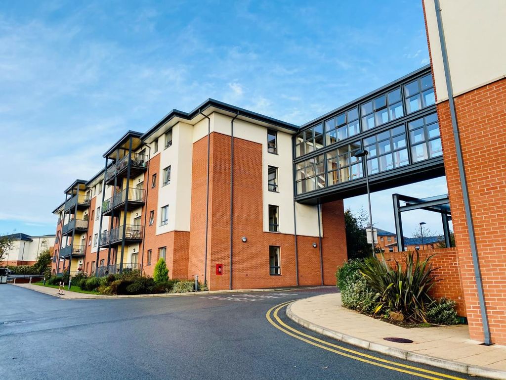 2 bed flat for sale in Northgate Avenue, Chester CH2, £165,000