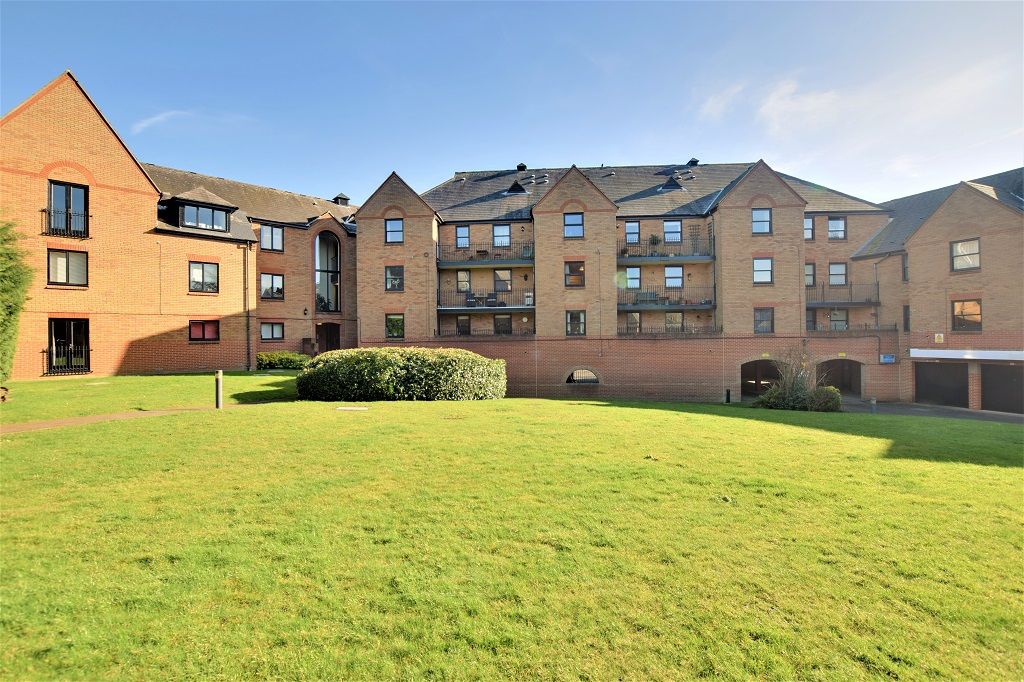 2 bed flat for sale in Chelmsford Road, Dunmow CM6, £205,000