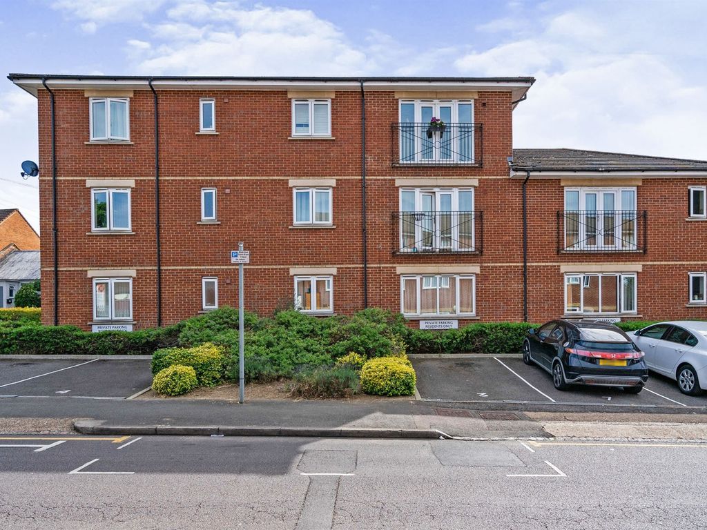 1 bed flat for sale in Empress Road, Leagrave, Luton LU3, £170,000