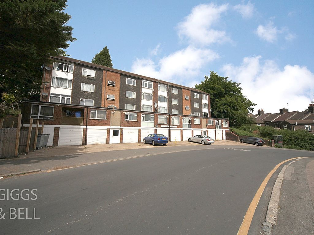 2 bed flat for sale in Meyrick Avenue, Luton, Bedfordshire LU1, £120,000