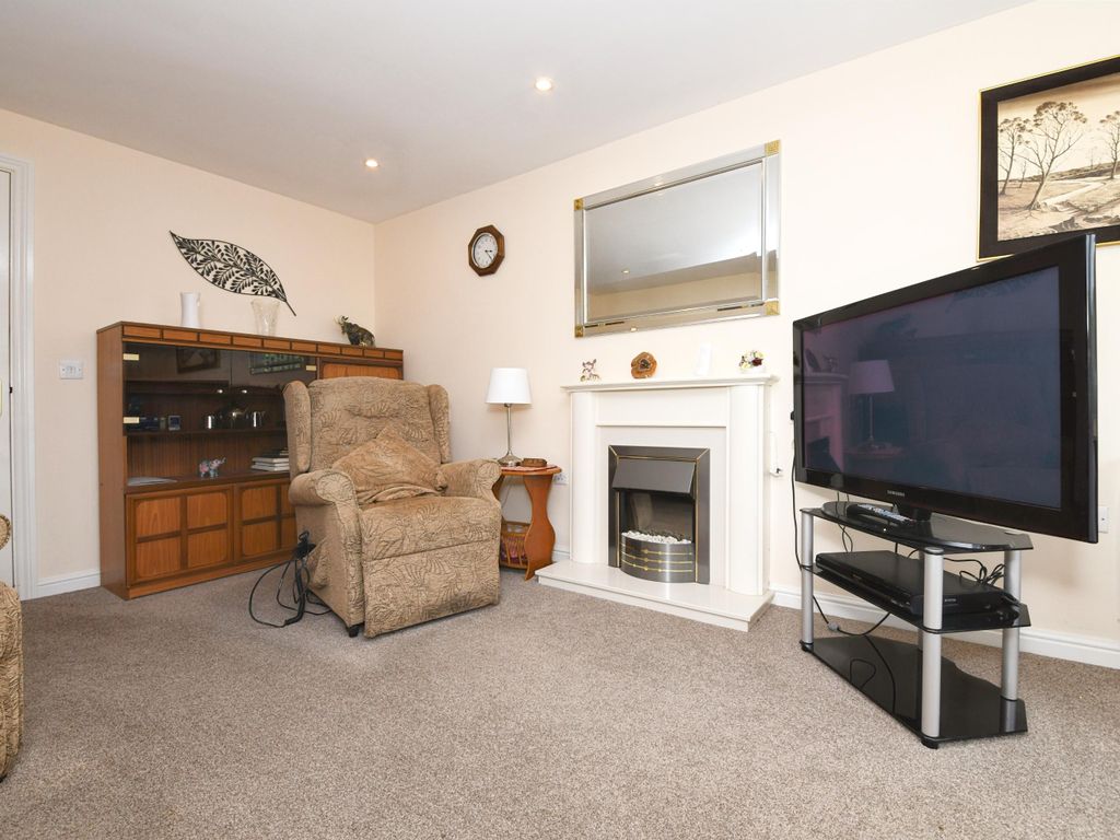1 bed flat for sale in Junction Road, Warley, Brentwood CM14, £180,000