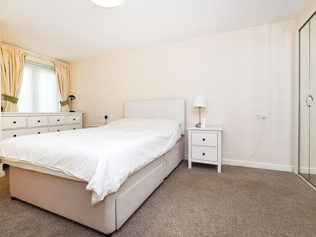 1 bed flat for sale in Junction Road, Warley, Brentwood CM14, £180,000