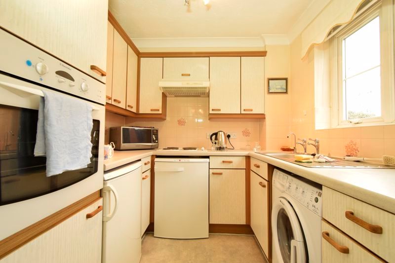 1 bed flat for sale in Haydon Court, Reading RG10, £145,000
