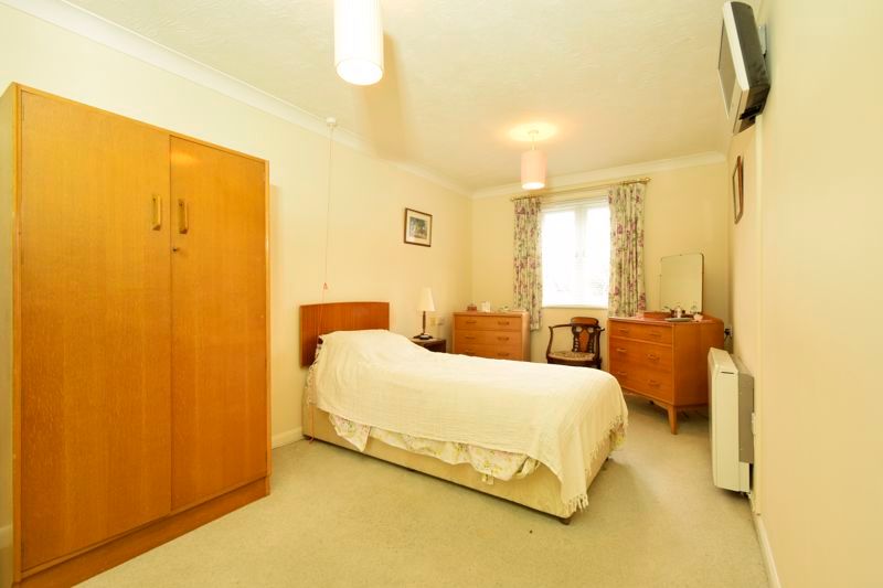 1 bed flat for sale in Haydon Court, Reading RG10, £145,000