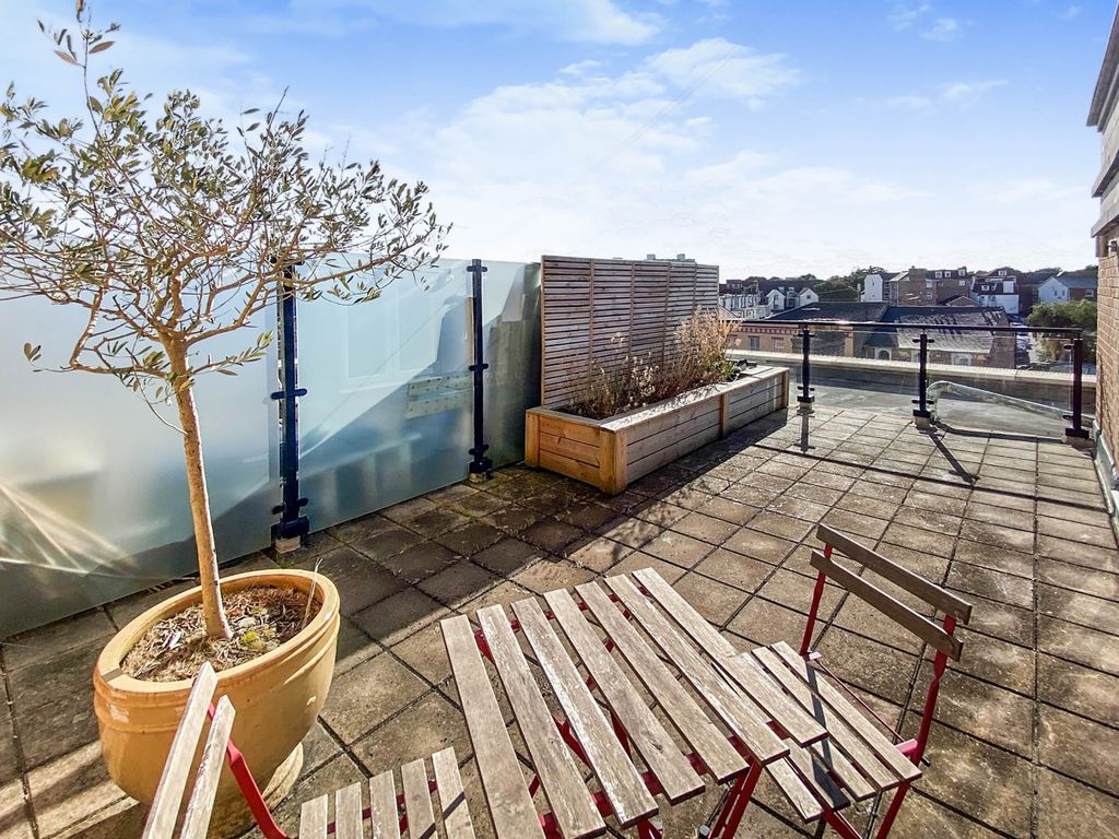 2 bed flat for sale in Commercial Road, Westbourne, Bournemouth BH2, £275,000