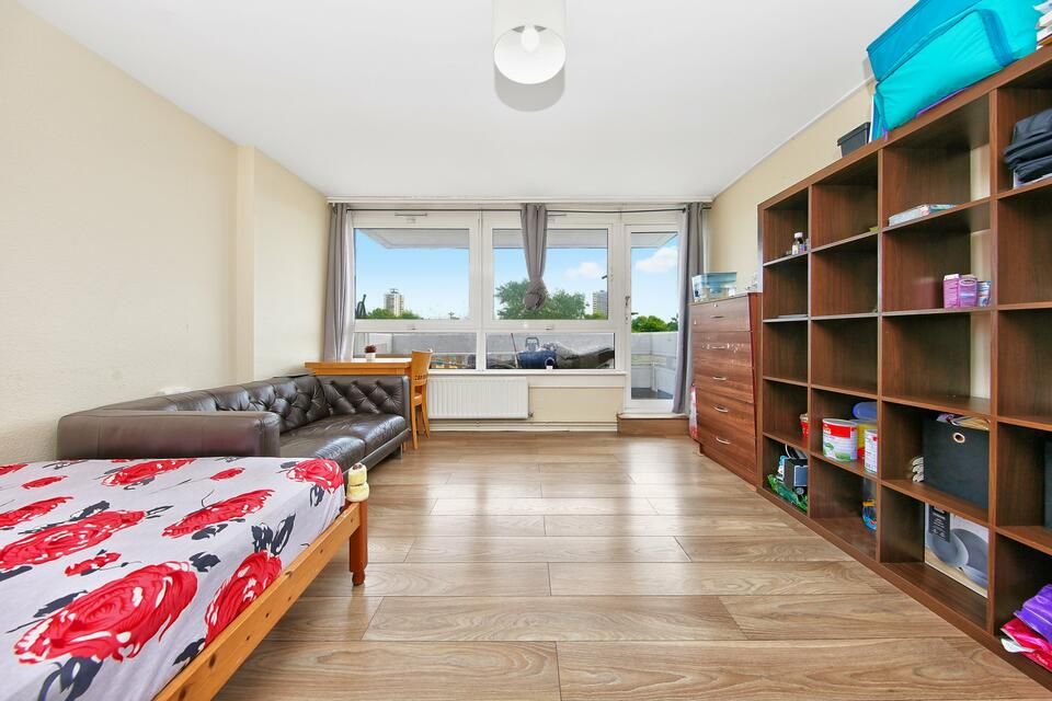 1 bed flat for sale in Carr Street, London E14, £250,000