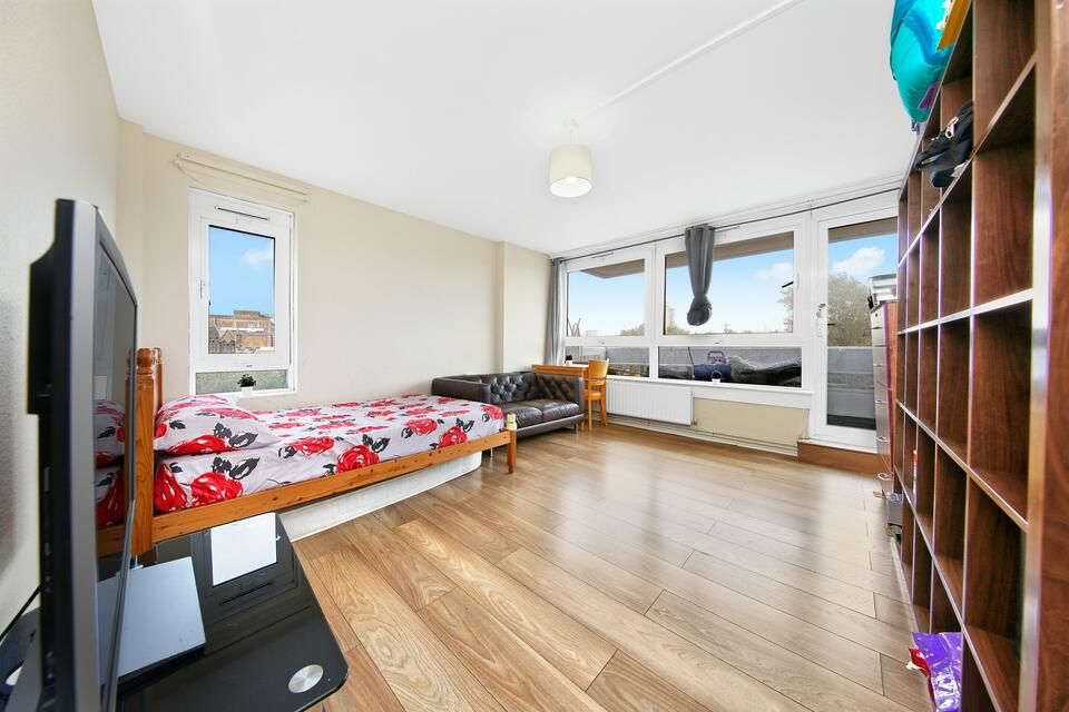 1 bed flat for sale in Carr Street, London E14, £250,000