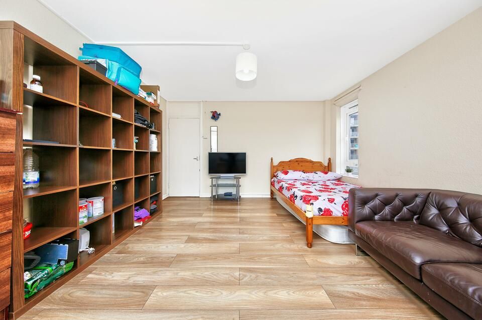 1 bed flat for sale in Carr Street, London E14, £250,000