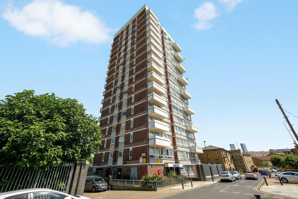 1 bed flat for sale in Carr Street, London E14, £250,000