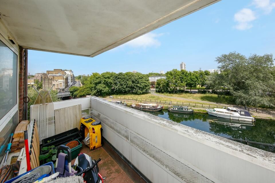 1 bed flat for sale in Carr Street, London E14, £250,000