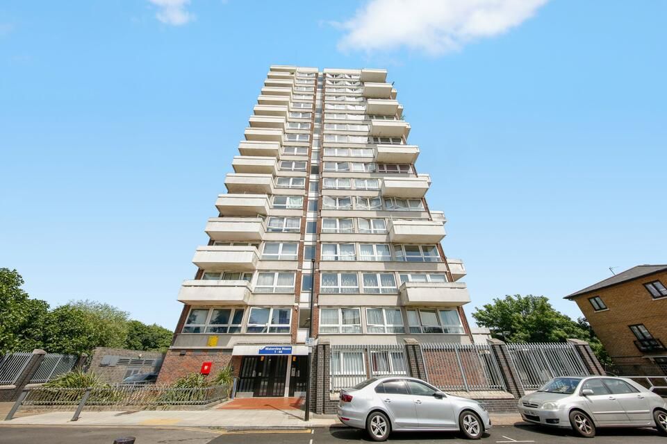 1 bed flat for sale in Carr Street, London E14, £250,000