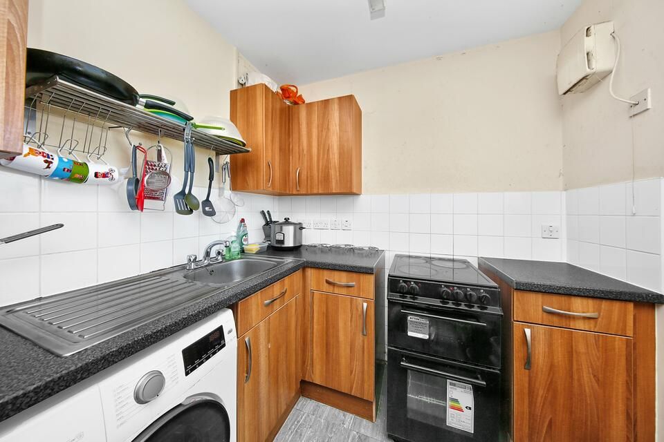 1 bed flat for sale in Carr Street, London E14, £250,000
