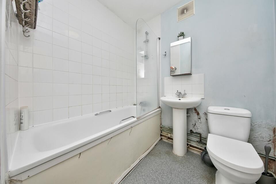 1 bed flat for sale in Carr Street, London E14, £250,000