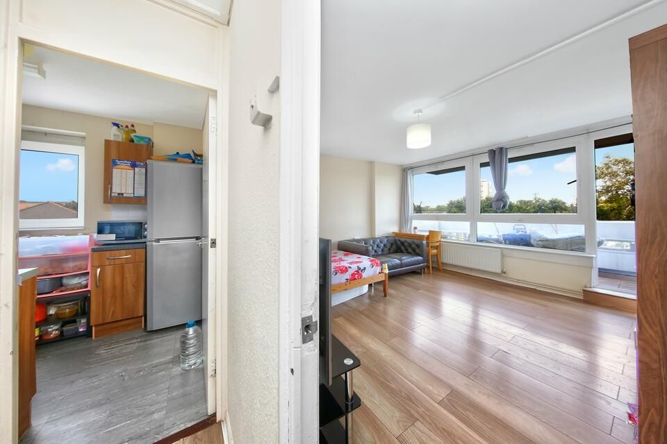 1 bed flat for sale in Carr Street, London E14, £250,000