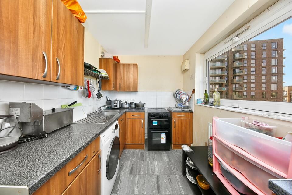 1 bed flat for sale in Carr Street, London E14, £250,000