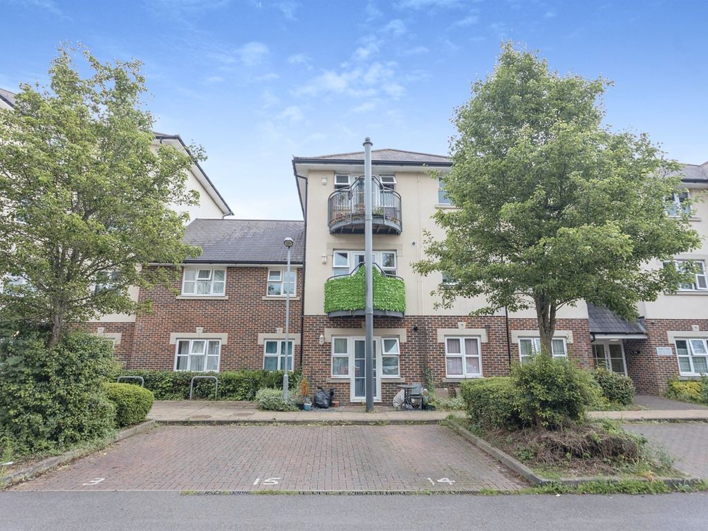 2 bed flat for sale in Charlton Road, Andover SP10, £87,500