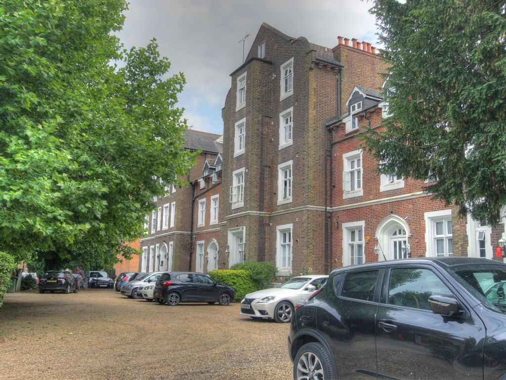 1 bed flat for sale in Upton Park, Slough SL1, £199,950