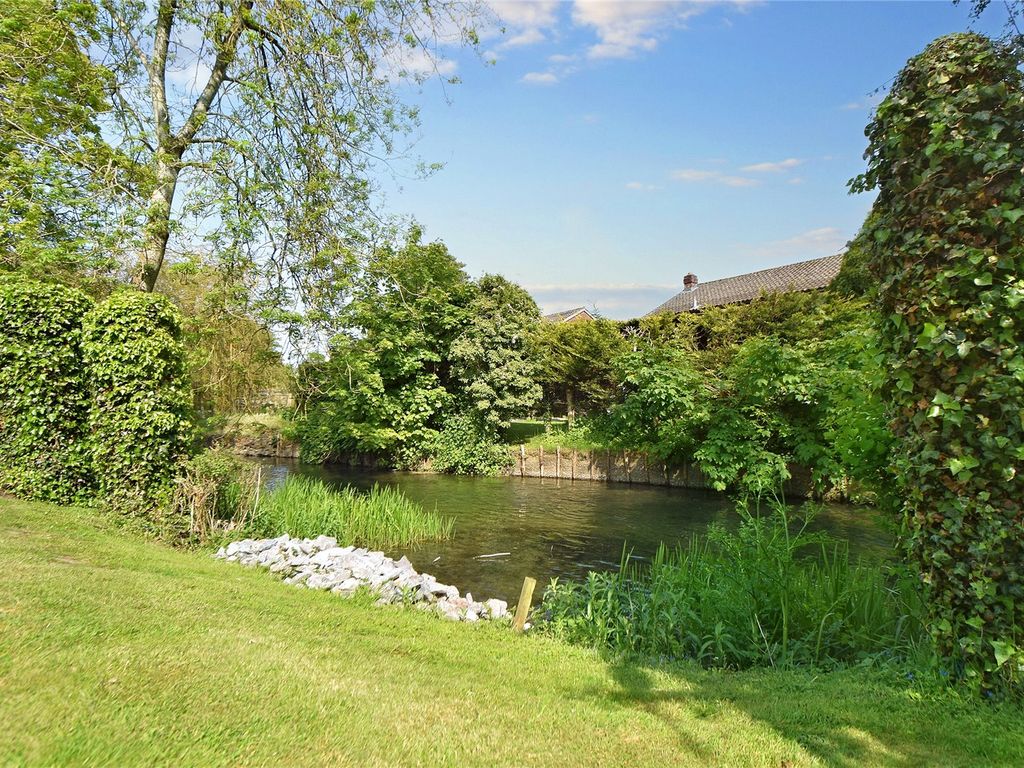 1 bed flat for sale in Castle Court, River Park, Marlborough SN8, £160,000