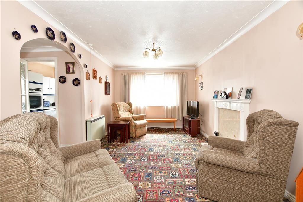2 bed flat for sale in Cunningham Close, Romford, Essex RM6, £150,000