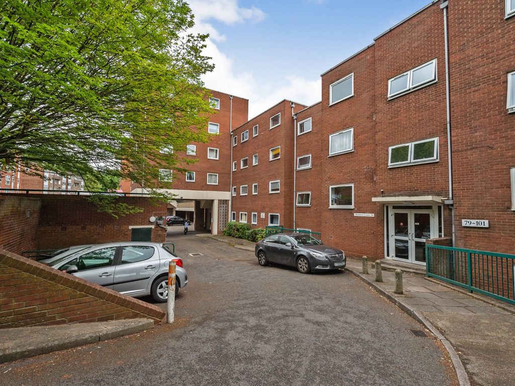 2 bed flat for sale in Moulton Rise, Luton LU2, £100,000