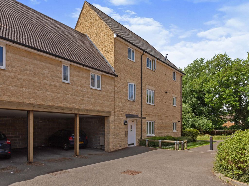 2 bed flat for sale in Cresswell Close, Kidlington OX5, £275,000